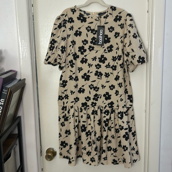 NWOT Boohoo Mini Floral Dress - size 4 - Picture 1 of 3